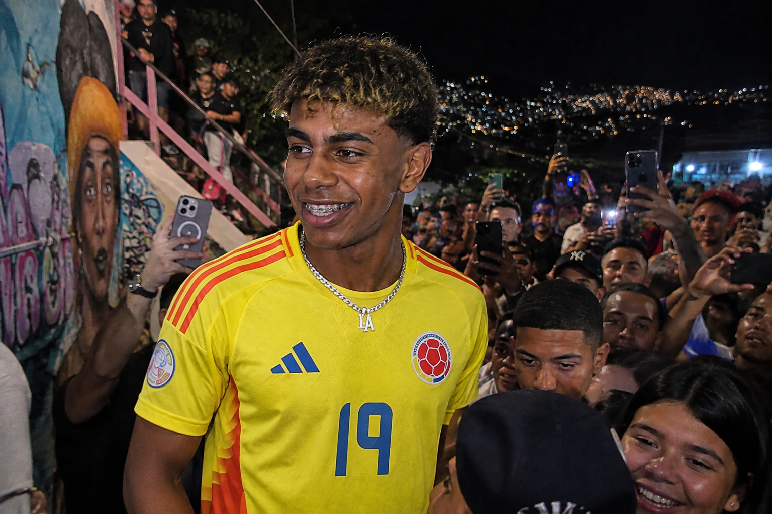 Lamine Yamal sorprende en Medellín: el joven del Barcelona conquista a los aficionados durante sus vacaciones