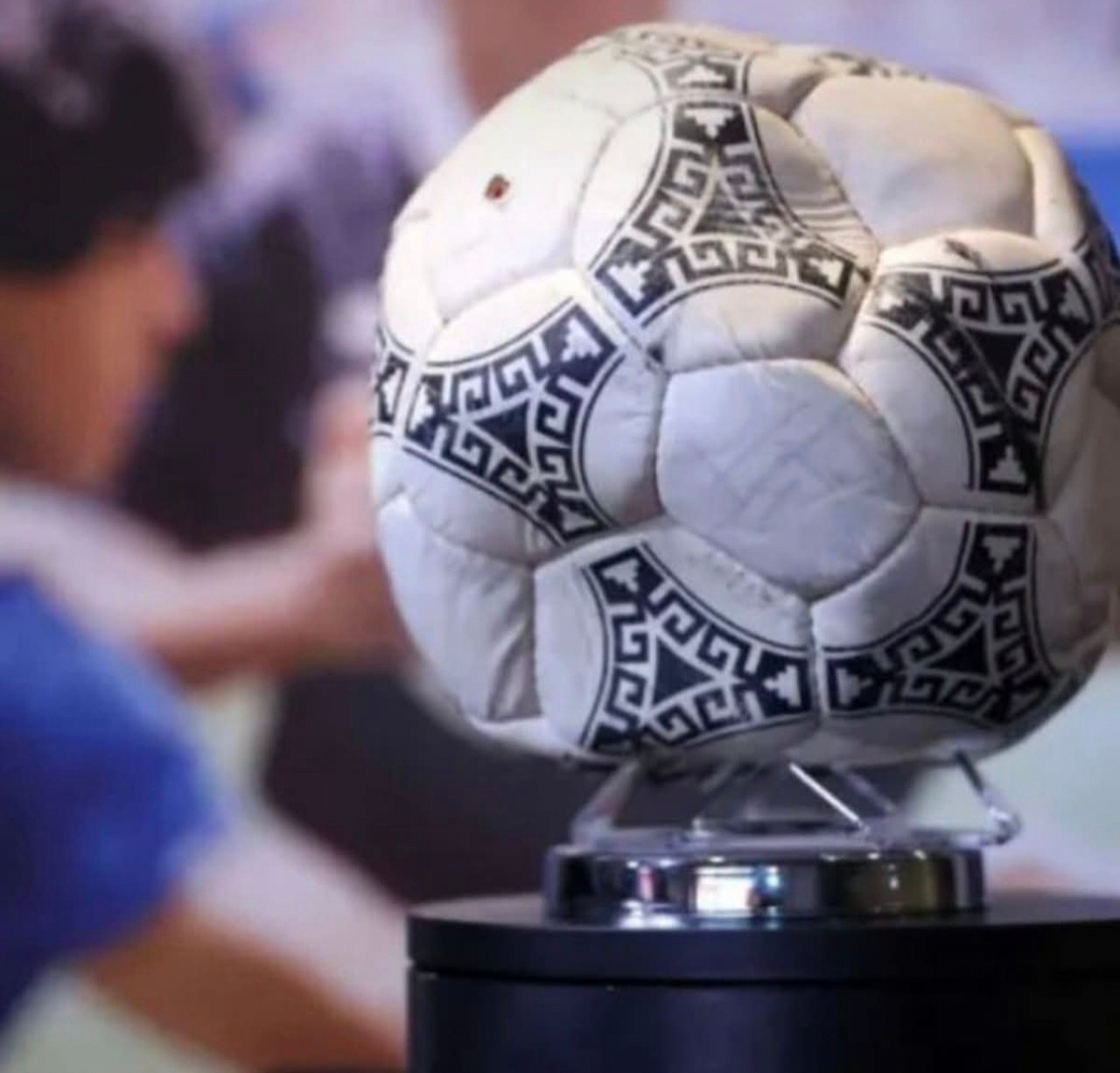 El balón de la ‘Mano de Dios’ de Maradona vuelve a estar en juego: buscan una cifra millonaria por la histórica pelota